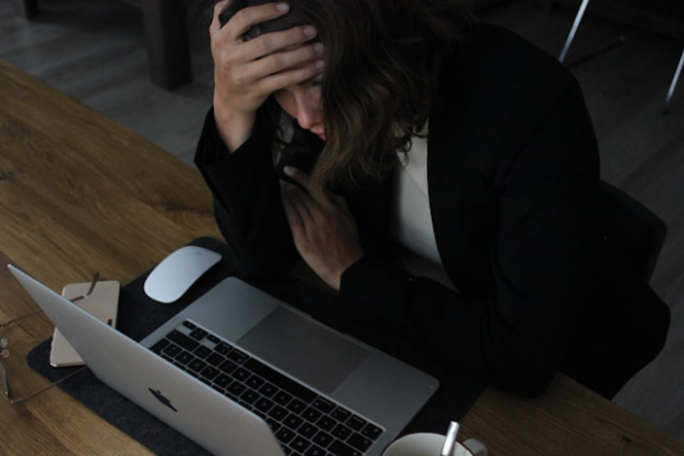 Me acuesto cansado pero mi cerebro no se apaga: estrés laboral e insomnio