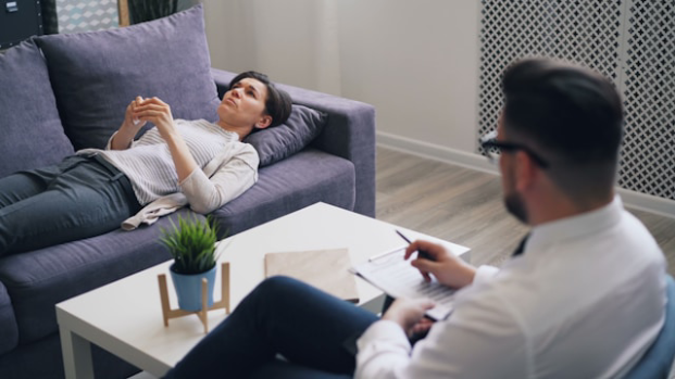 ¿Psicólogo o psiquiatra? Cómo saber a cuál elegir cuando buscas ayuda